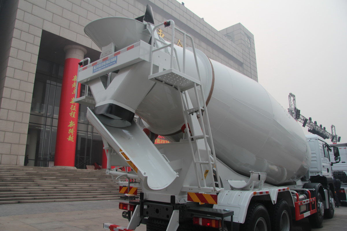 Sinotruk SITRAK C7H Heavy Duty Truck Diesel 16-Speed 400HP 8X4 6.5m3 Concrete Mixer Truck