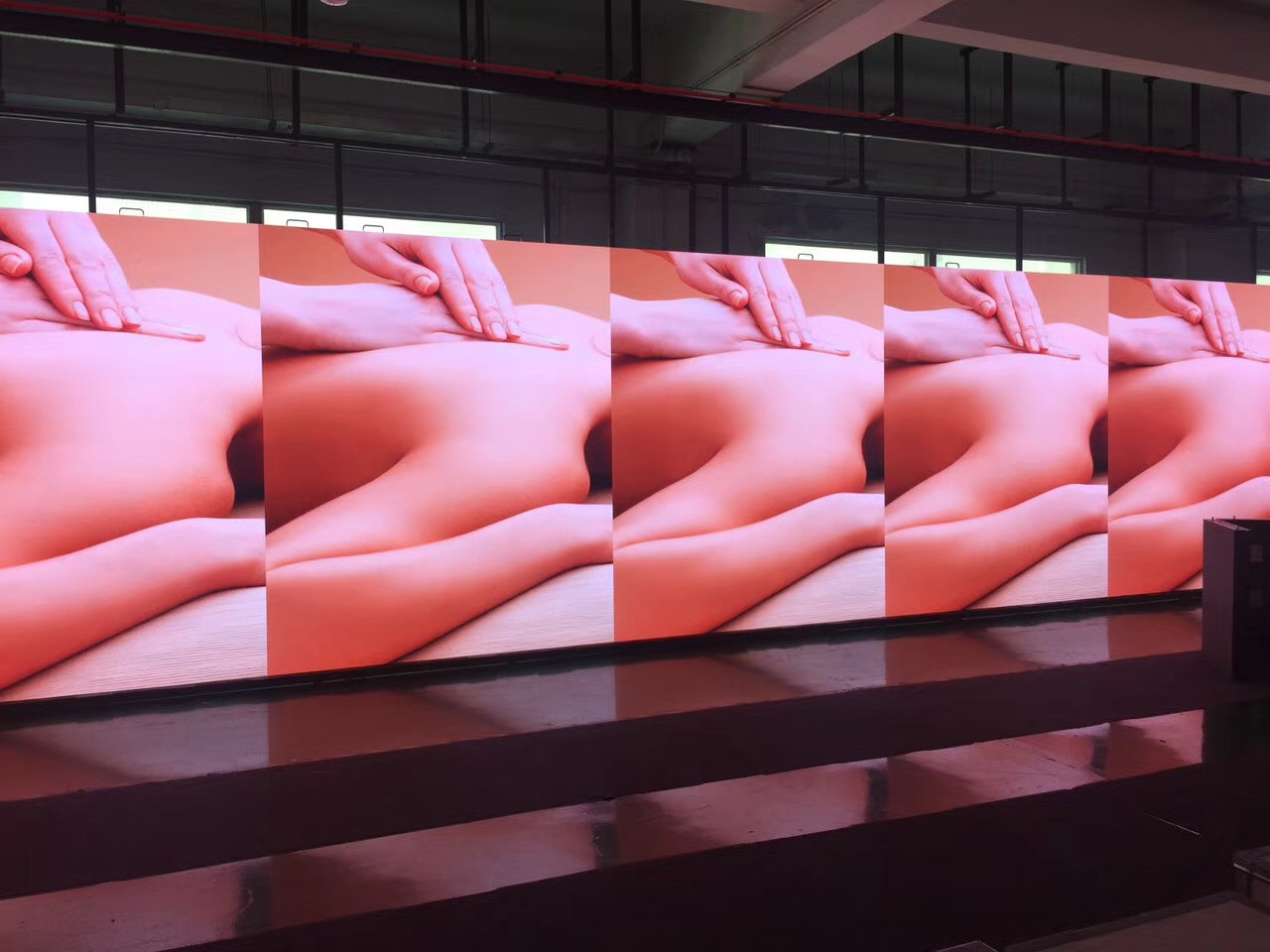 High Contrast Ratio Indoor Fixed LED Display Energy Saving With Turn Key Solution