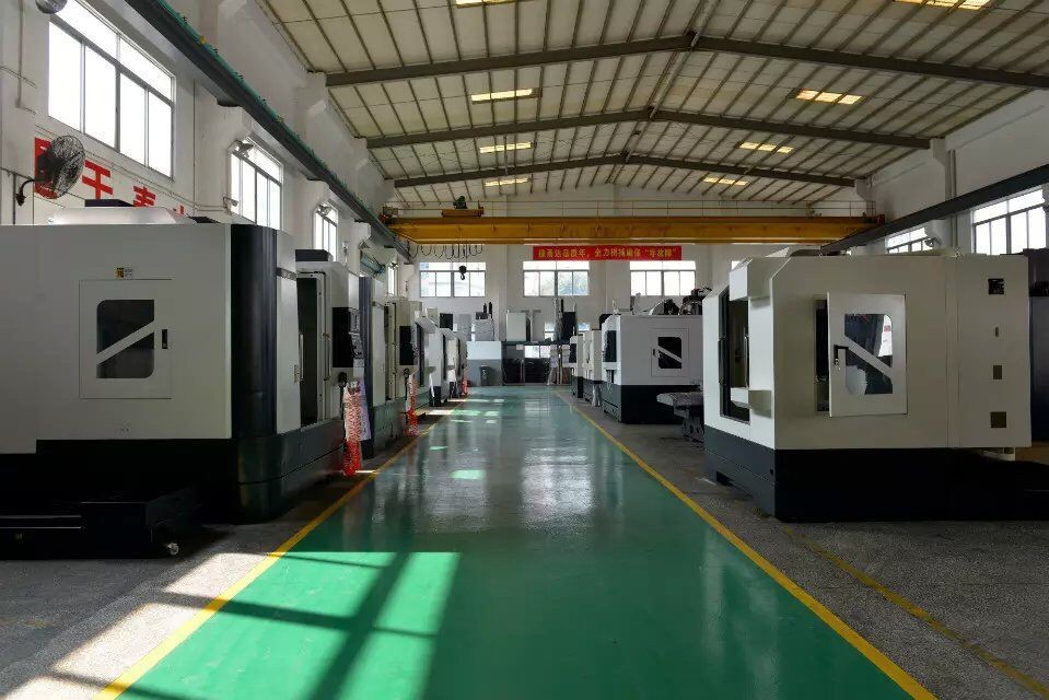 7.5kw BT40 Vertical CNC Machine Processing Parts Mold