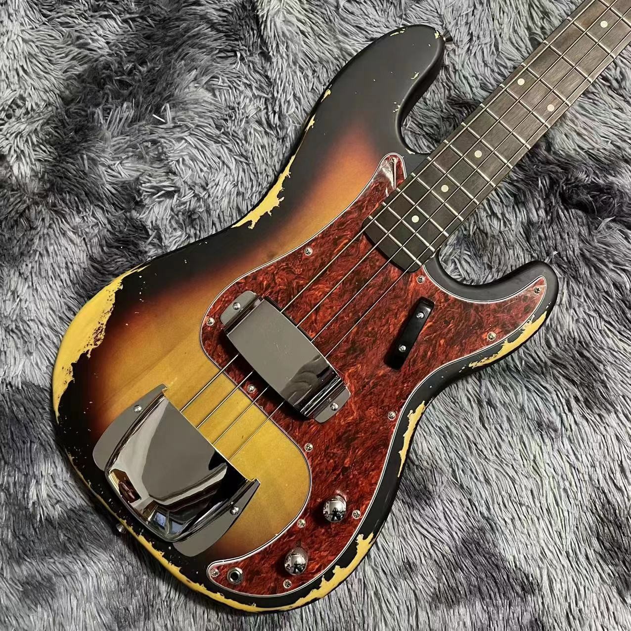 Custom 4 Strings P Precise Bass Guitar in Vintage Relic Finishing Accept Bass OEM