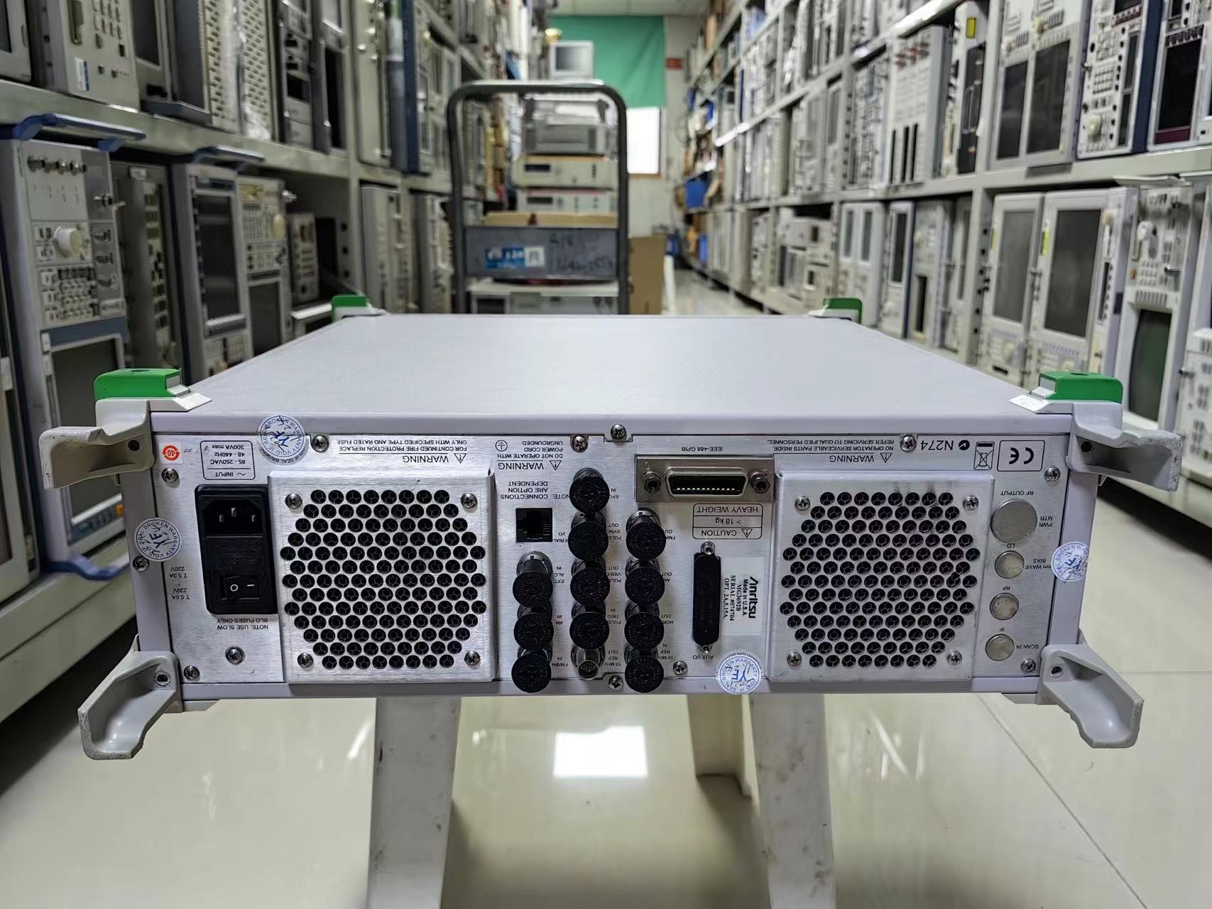 Used 20 GHz Anritsu MG3692B Microwave Signal Generator 85-264 Vac 250 VA
