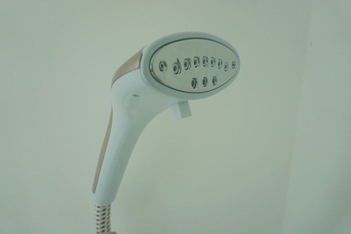 220 V Easy To Grip Handheld Clothes Steamer Travel 60 Hz With Folding Hanger