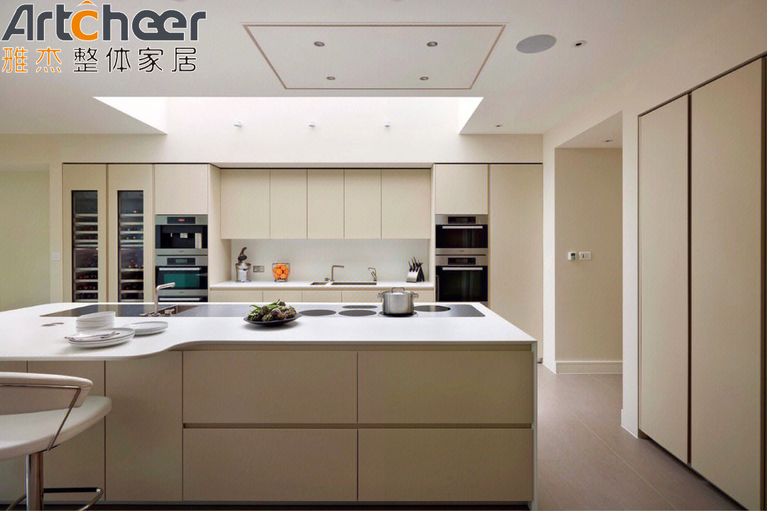 Furniture Lacquer Kitchen Wooden Cabinet with Cupboard Accessories in Customized Color