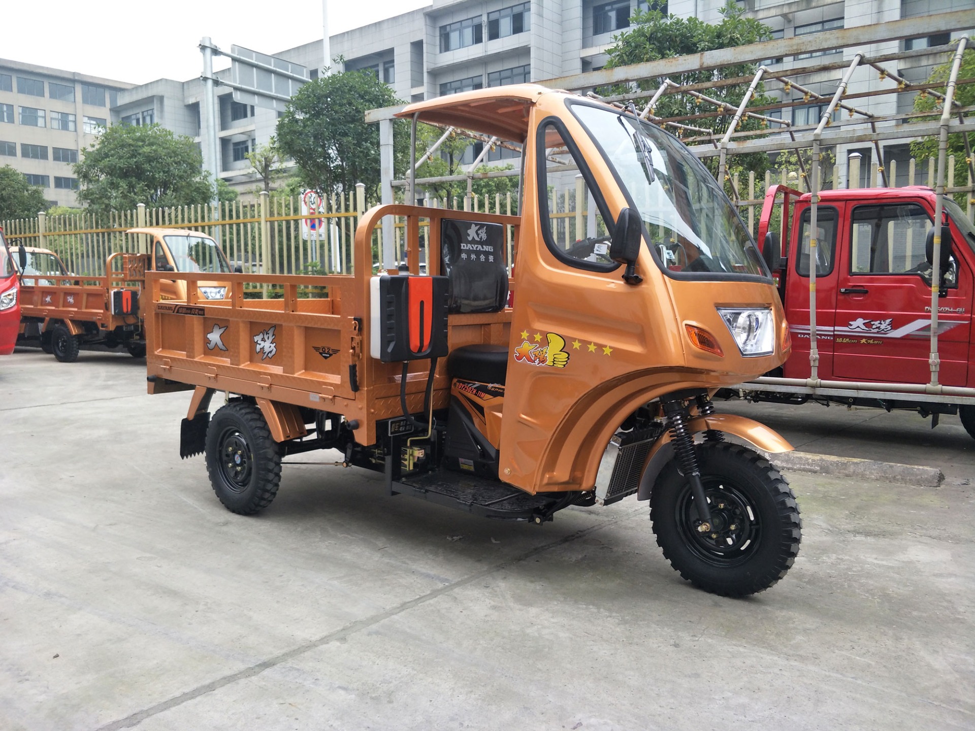Water-Cooling Engine 250cc Semi Cabin Motorized Cargo Tricycle for Your Business