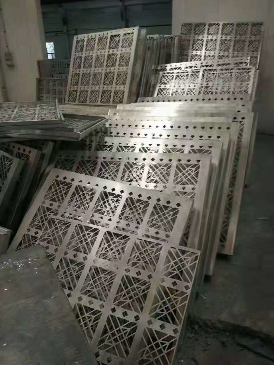 Irregular Decorative Aluminum Perforated Metal Sheet 0.5mm Thickness 2.0m Width