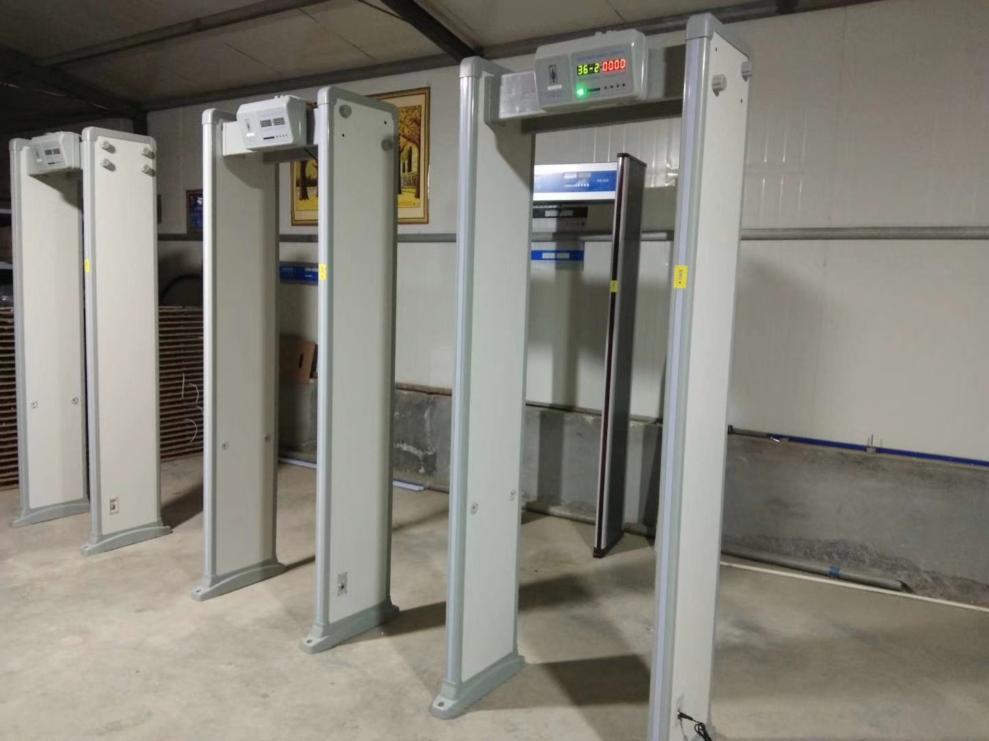 18/24 Zones Door Frame Metal Detector Walk Through Gate Anti Interference With 7 Inch LCD Screen