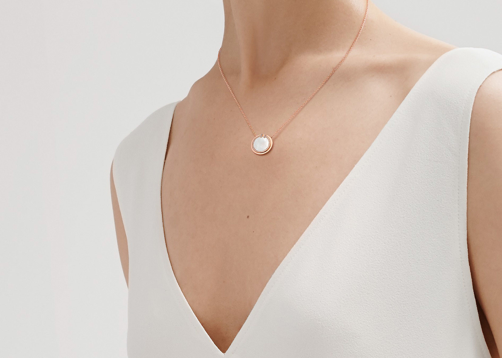 0.05ct Diamond And Mother Of Pearl Circle Pendant 18k Rose Gold material OEM