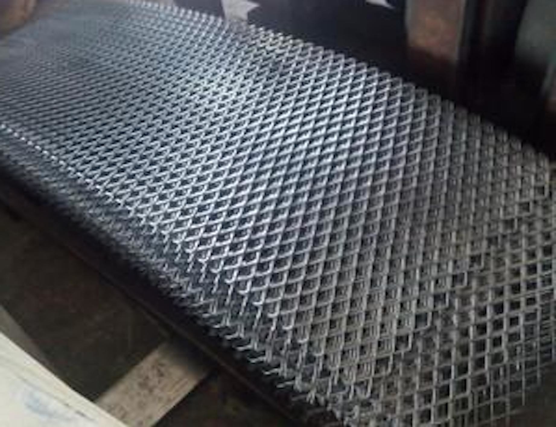Length 0.5m Expanded Mesh Panels 12m Corrosion Resistance 304L Punching Mesh Drawing Net