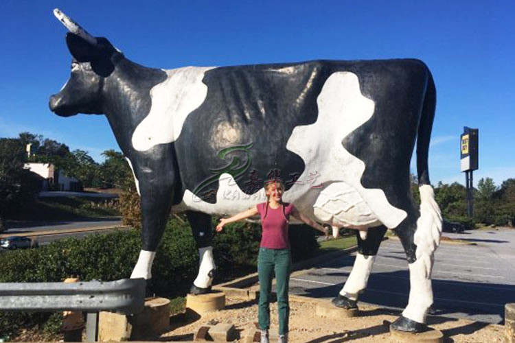 Outdoor Decoration Animatronic Animals , Electric Life Size Cow