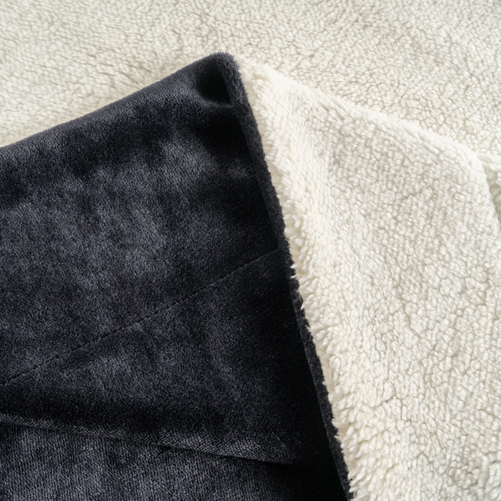 Soft Knitted 130*110cm Reversible Polyester Blanket Microplush Custom Color Plush Throw