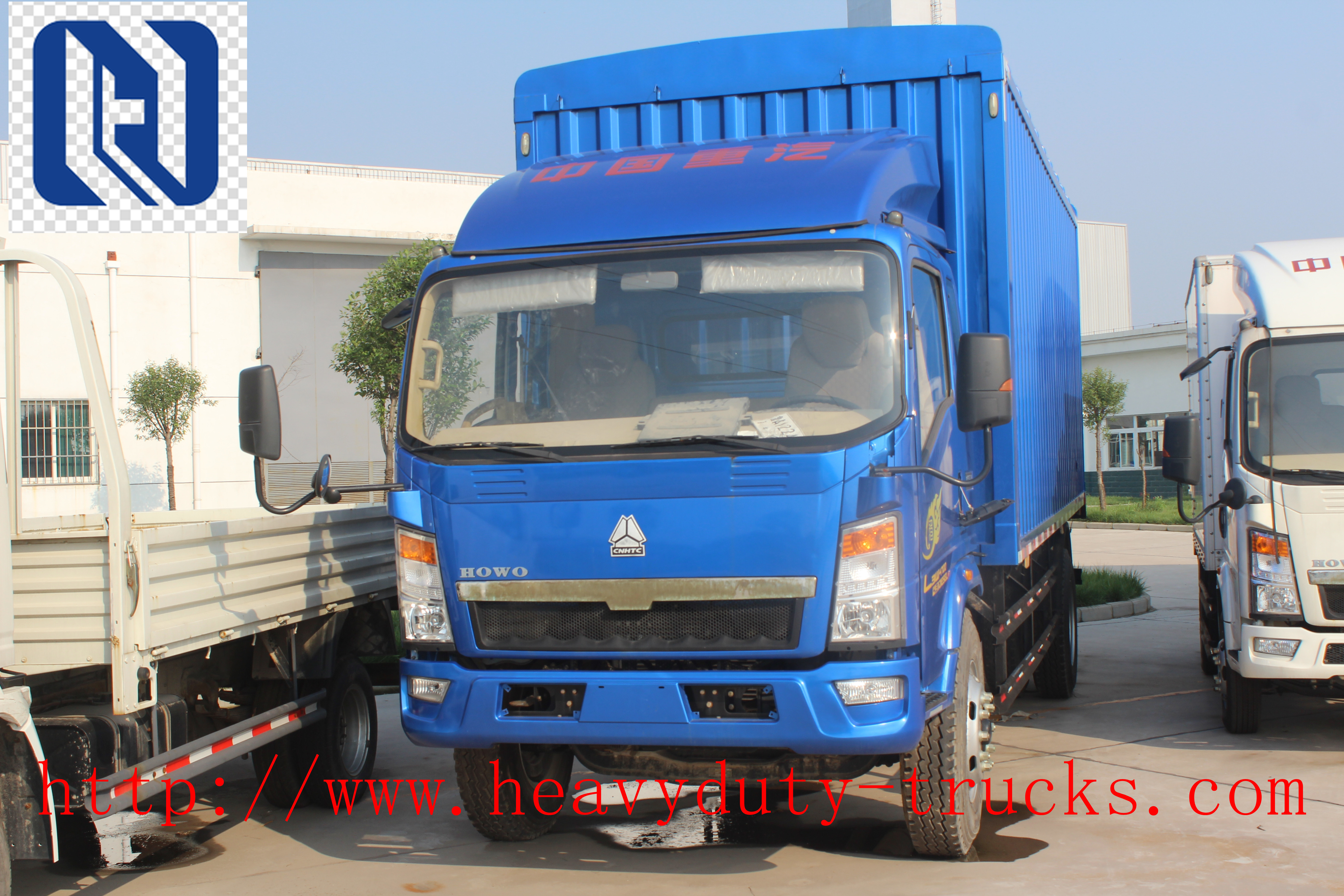 Sinotruk 4x2 Howo Light Duty Cargo Trucks / 3 Cabin 6000 - 8000 Liter Water Tank Truck