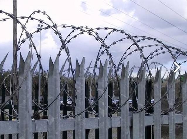 1.8m X 2.75m Galvanised Steel Palisade Fencing Imposing Appearance Round And Notched