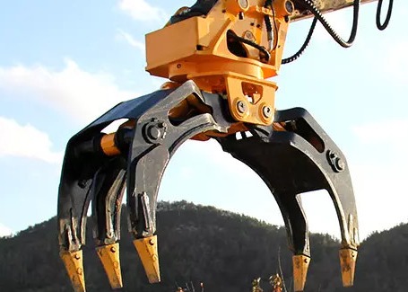 Our Excavator Rotating Grapples can easily handle any material and Can be rotated 360 degrees.