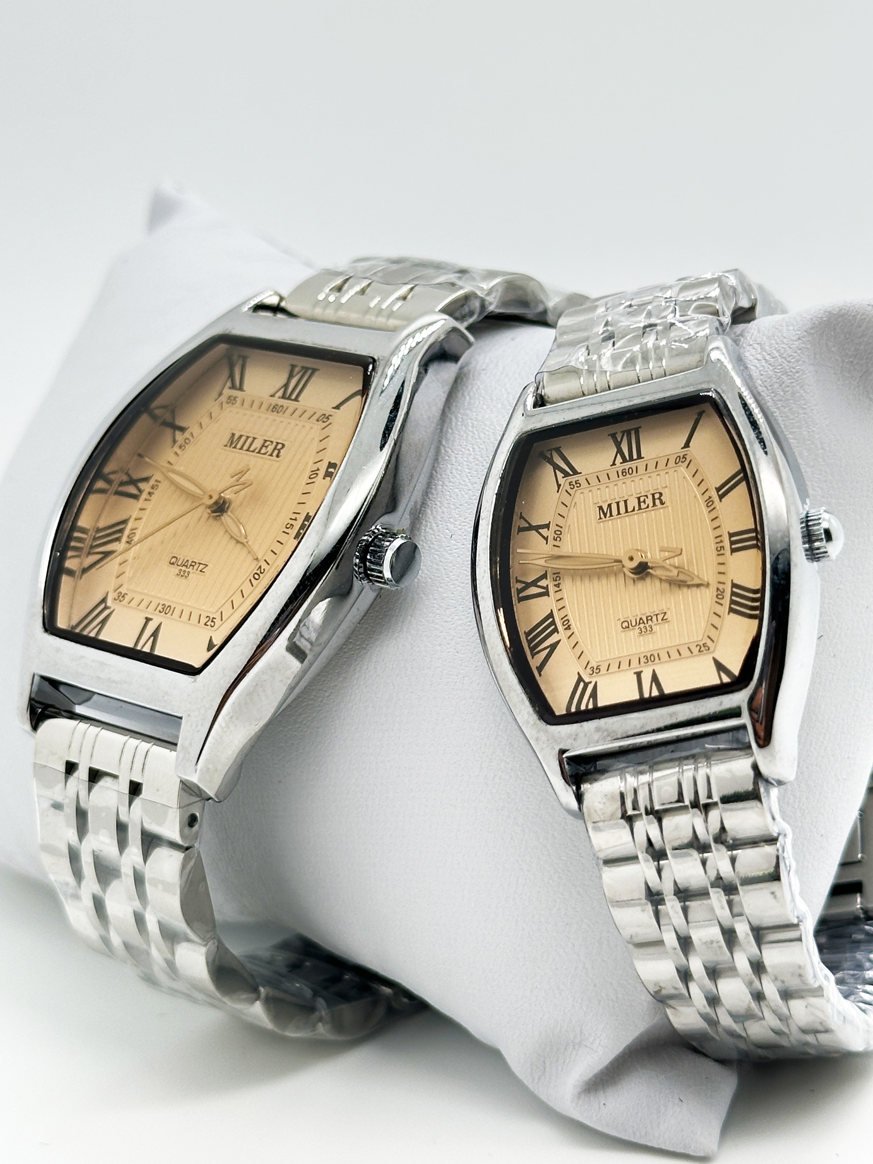 Elegant Analog Quartz Stylish Couple Watch With Stainless Steel Case And Buckle Strap