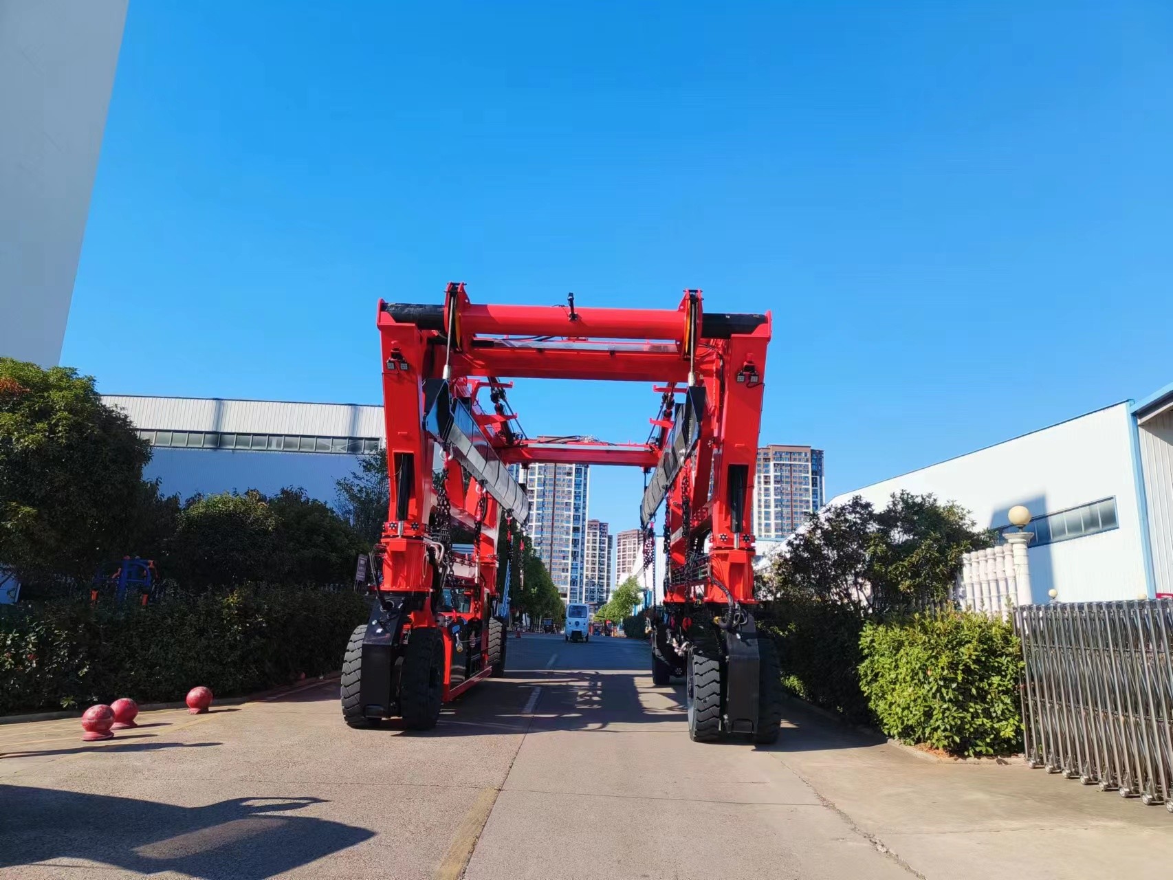 80T Industrial Straddle Carrier Truck 5km/H 3km/H For Oversized Cargo