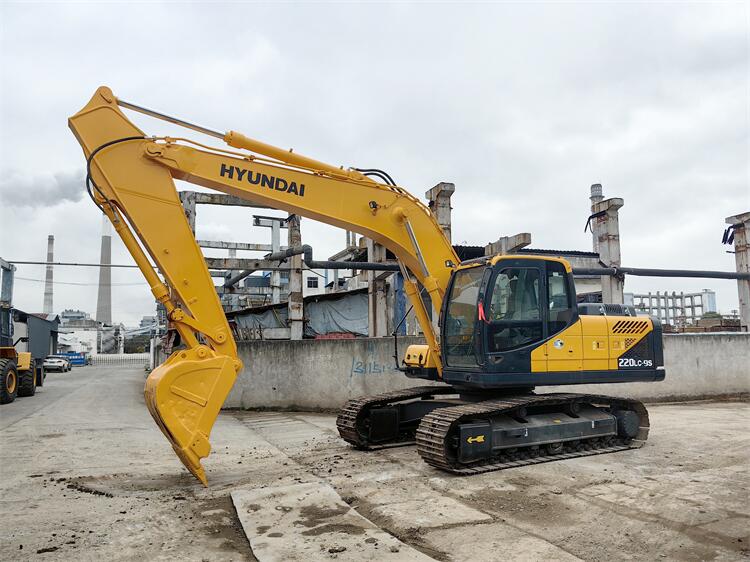 The ORIGINAL Used Hyundai Crawler Excavator R220 with 1.05m3 Bucket Capacity in Shanghai