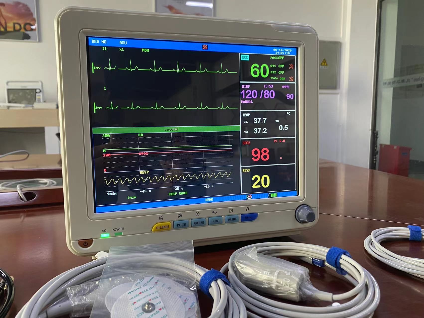 12.1 Inch TFT LCD Screen Portable Cardiac Patient Monitor ECG SPO2 NIBP Vital Signs Monitors