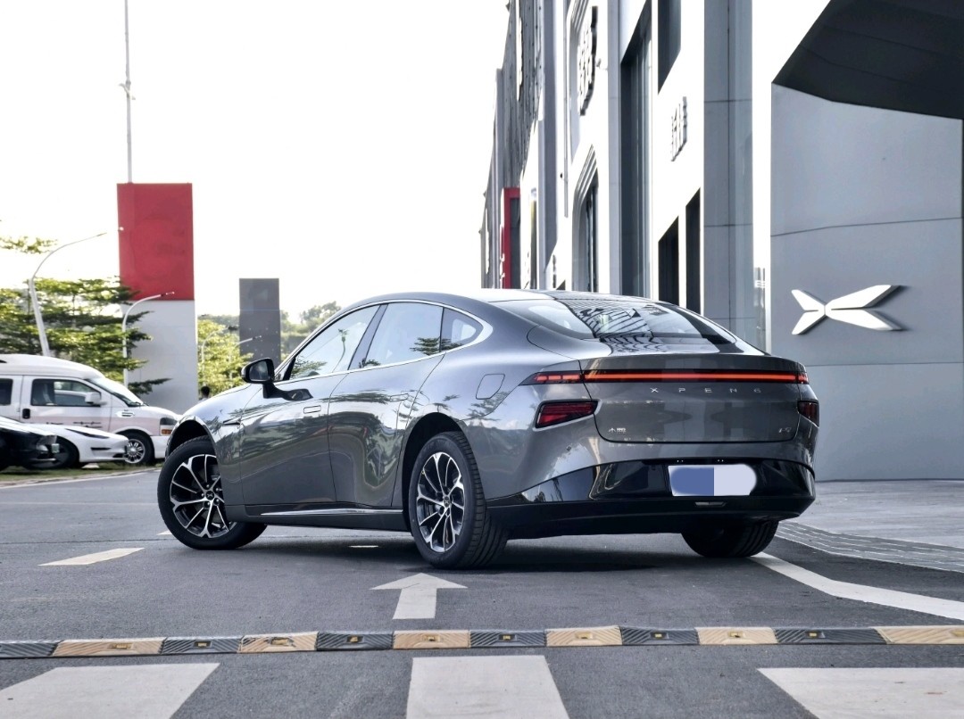 XPENG P7 EV NEDC Pure Charge 586KM 5 Door 5 Seater Sedan 196kw 360 Camera