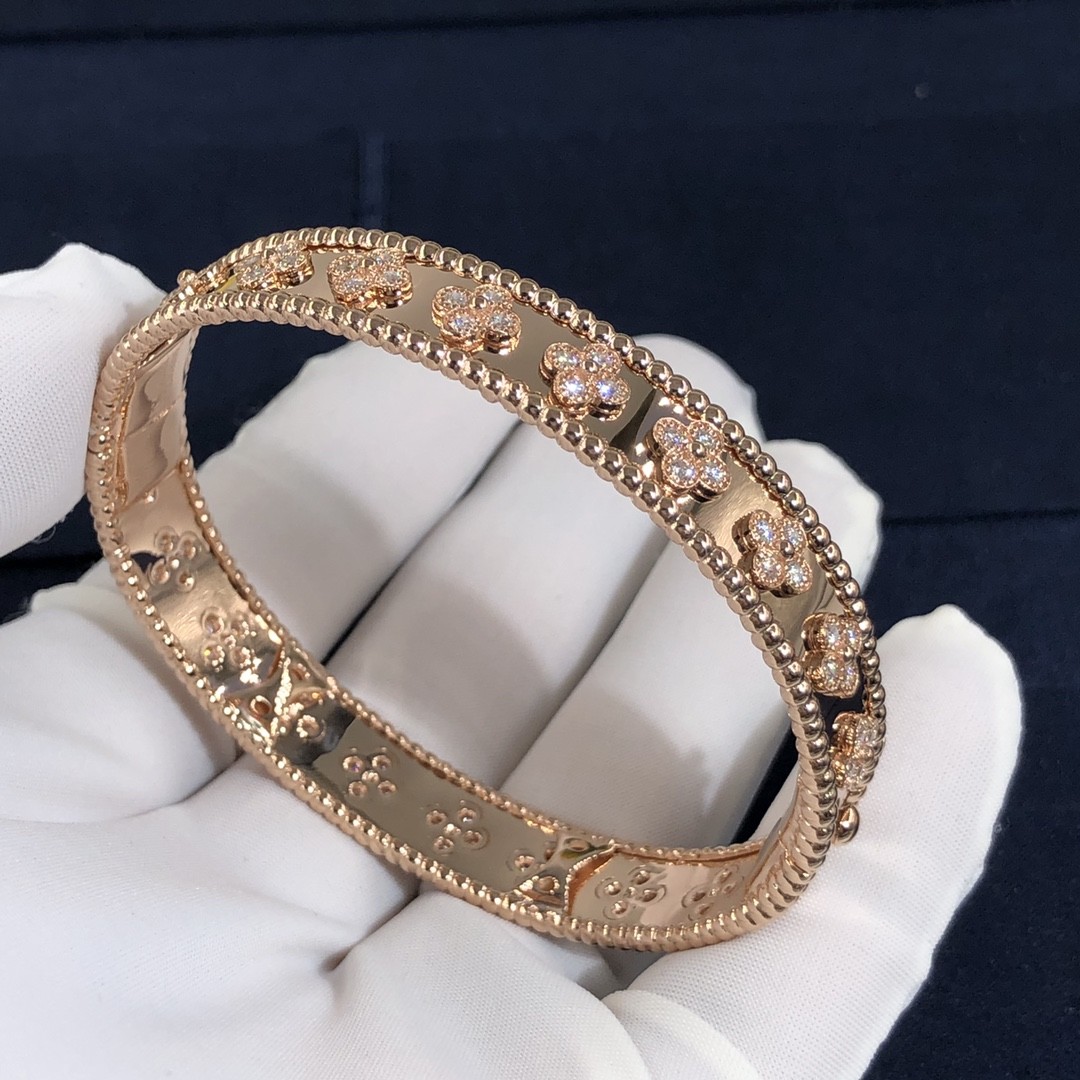 Customization Gorgeous 18k Gold Van Cleef & Arpels PerléE Clovers Bracelet Small Model