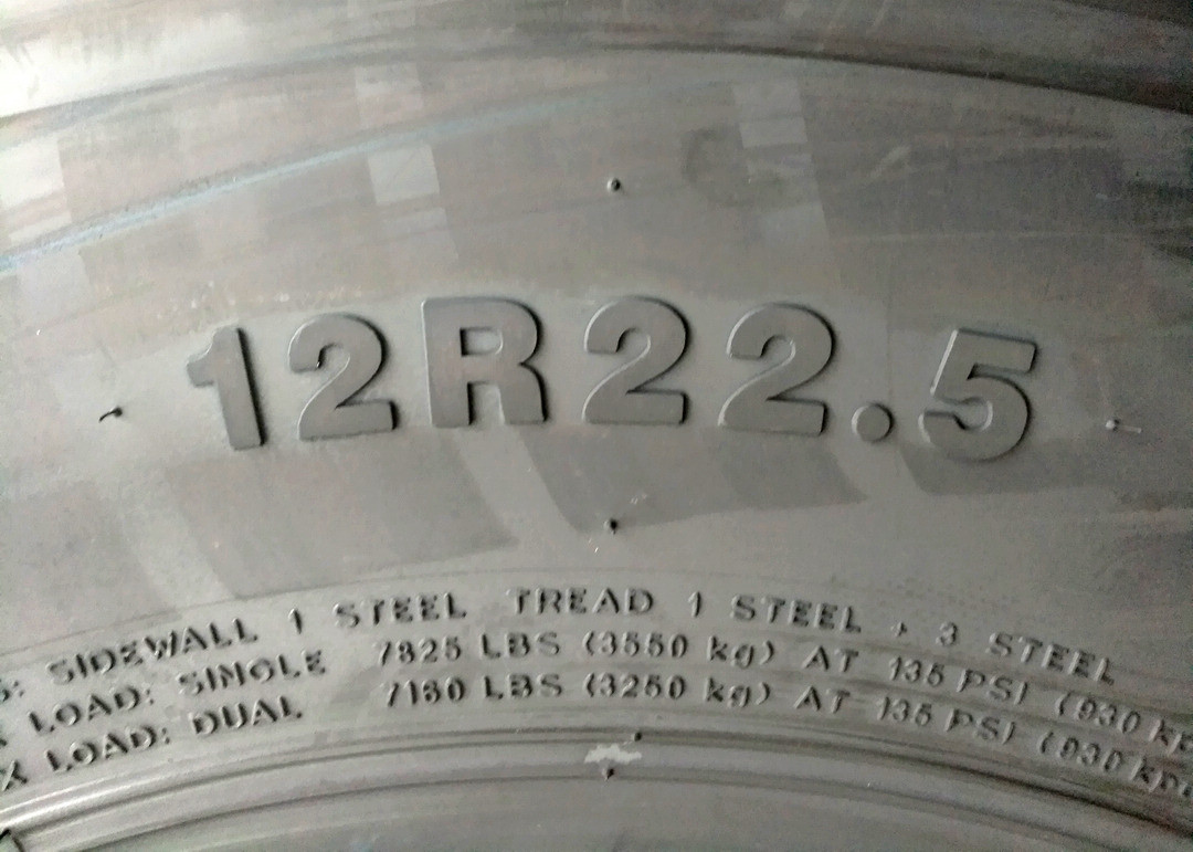 Compact Truck Bus Radial Tyres 12R22.5 Three Improved Zigzag Grooves 3 Years Warranty