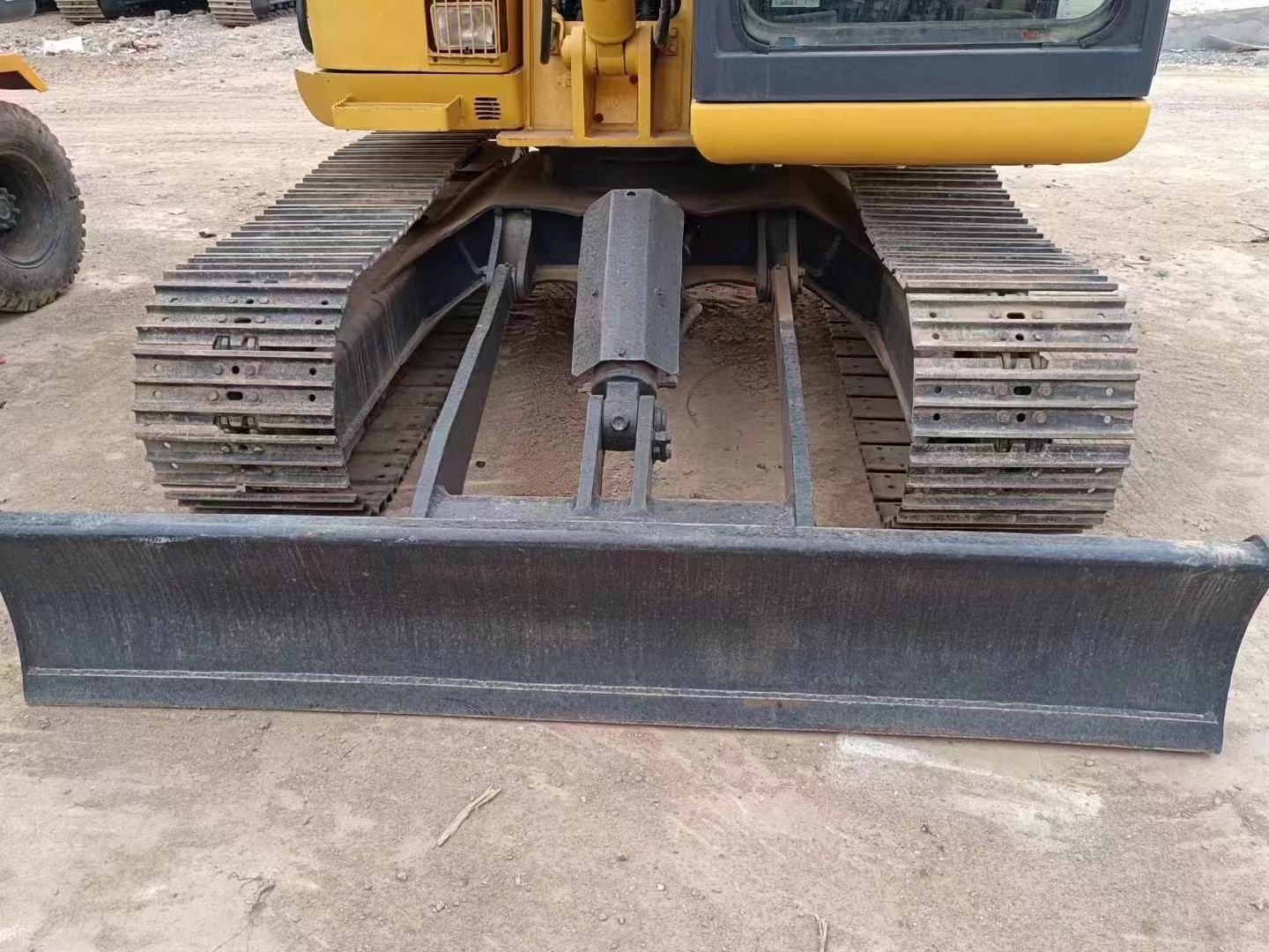 Japan made Komatsu PC60 excavator 6.1 ton operating weight equipped with Cummins engine