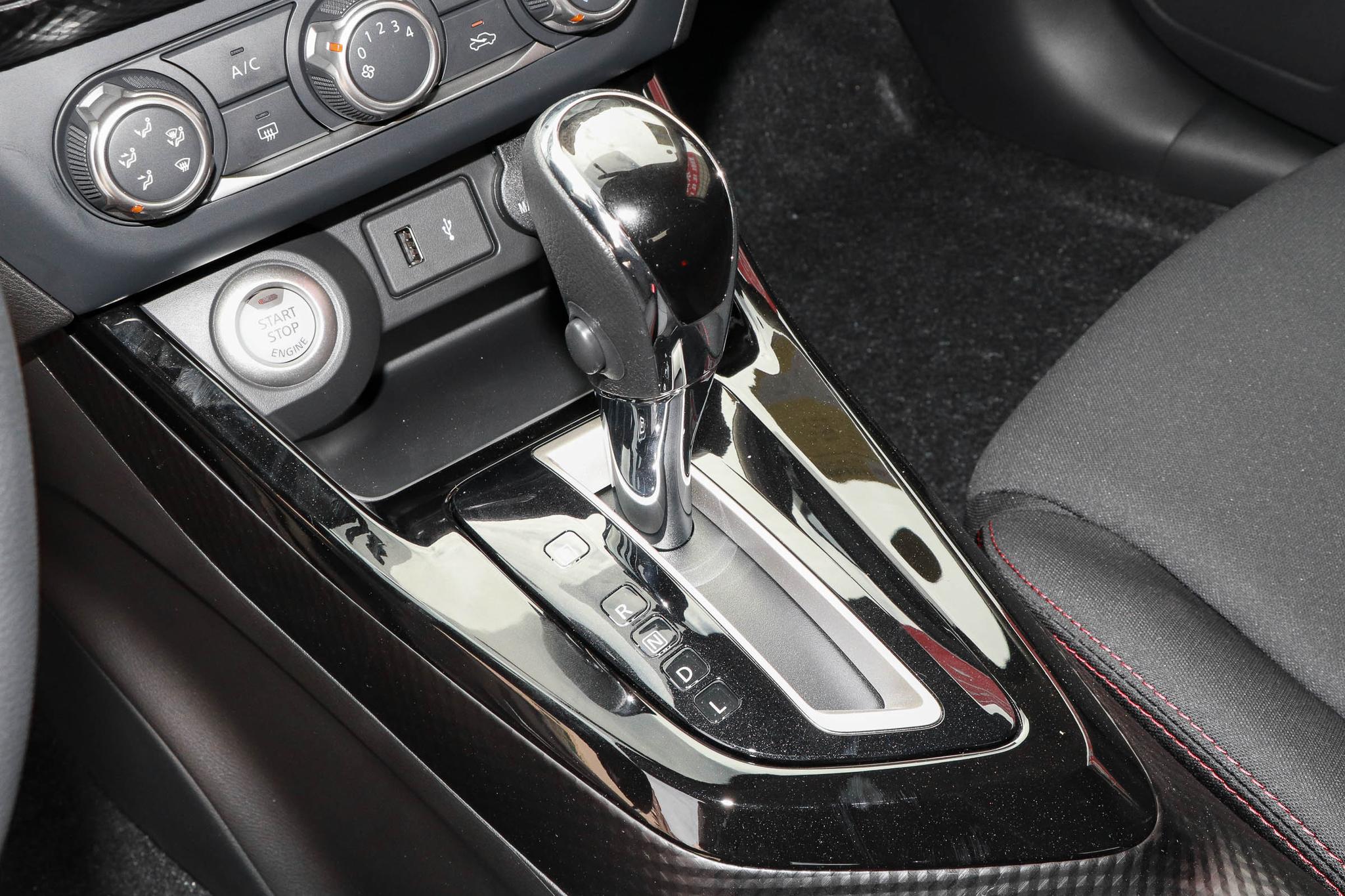 Gasoline Left Hand Dongfeng Nissan LANNIA 185 High Speed 4-door 5-seater Hatchback Used Car