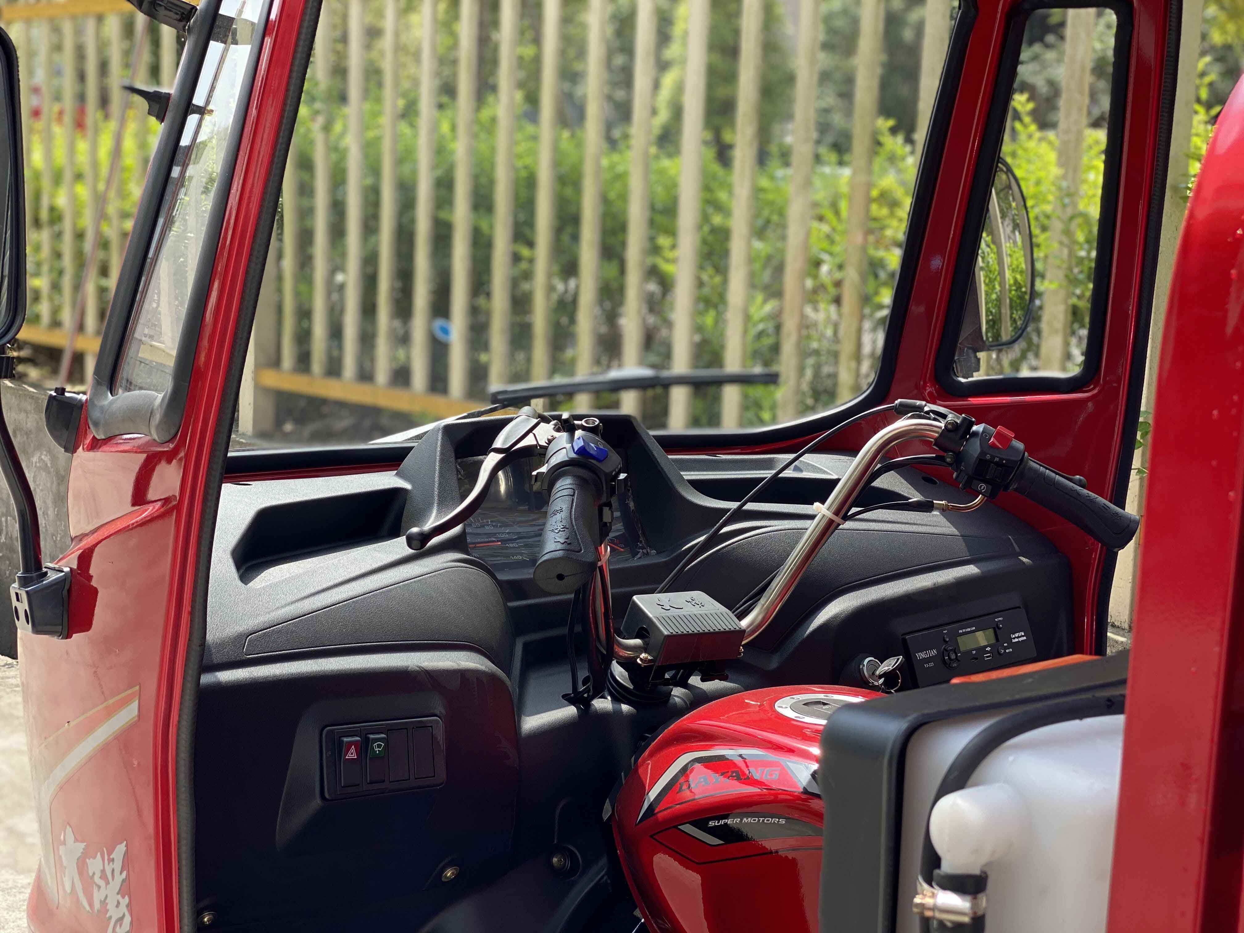 800W DAYANG Semi Cabin Cargo Tricycle with 250cc Engine and Hydraulic Strut Motorcycle