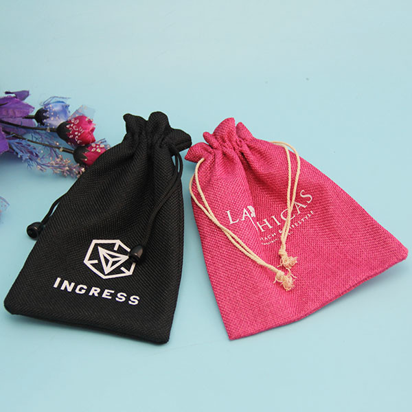 Embossing Black Burlap Bag , Jute Packaging Bags With Two Drawstrings