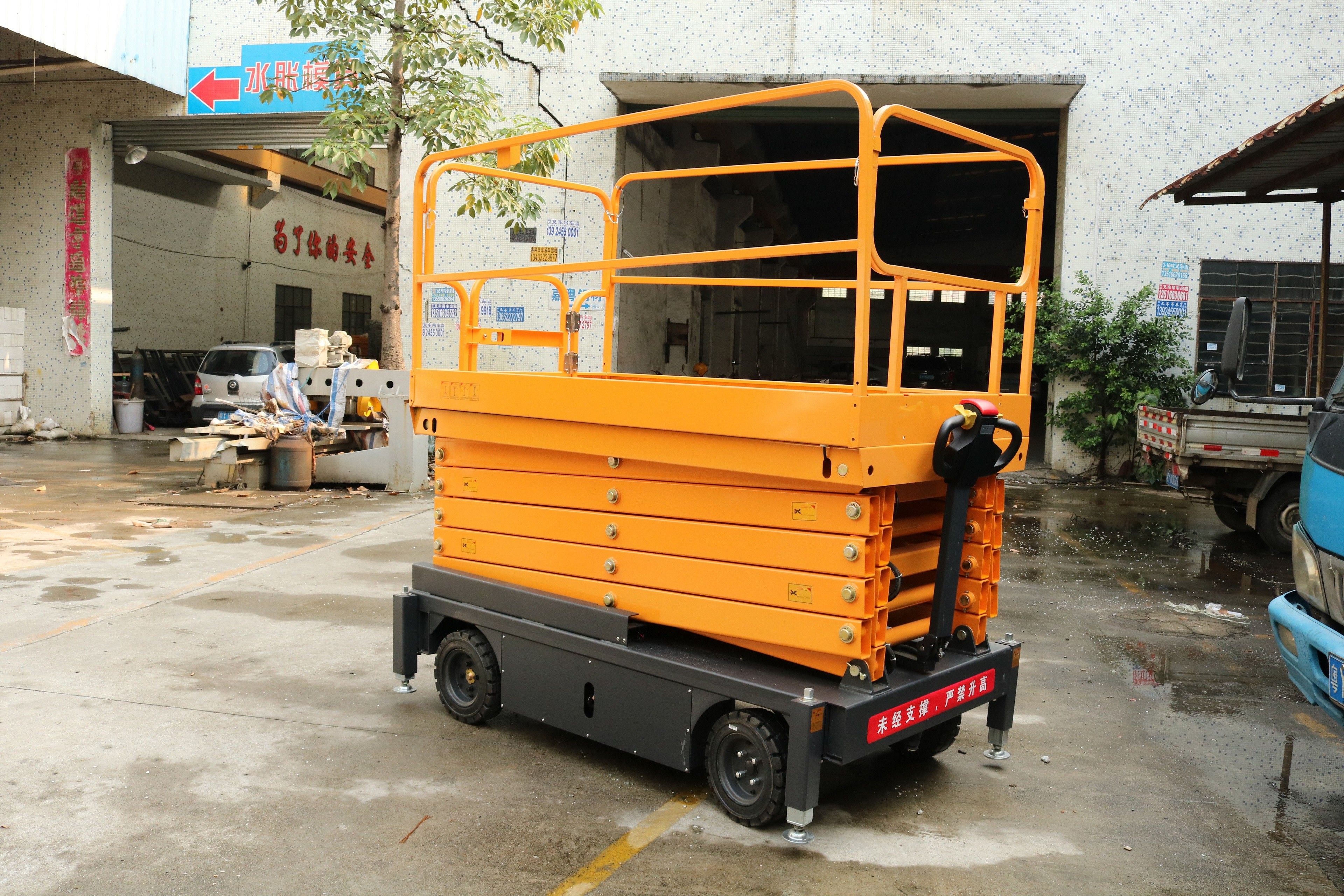 High Strength Steel Mobile Scissor Lift Platform For Aerial Working