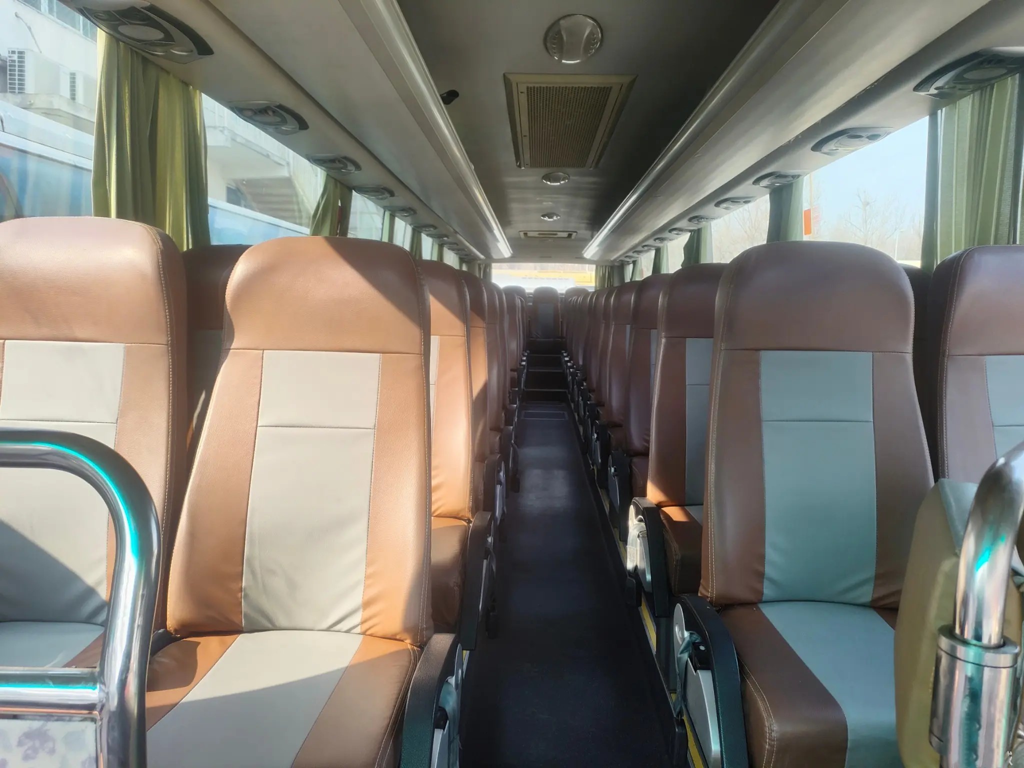 Used Luxury Bus Middle Door 53 Seats Second Hand Foton Bus BJ6120 Sealing Window Weichai Engine