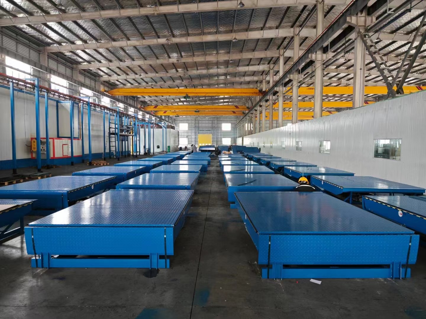 Grey Hydraulic Dock Levelers For Loading Bays And Warehouses