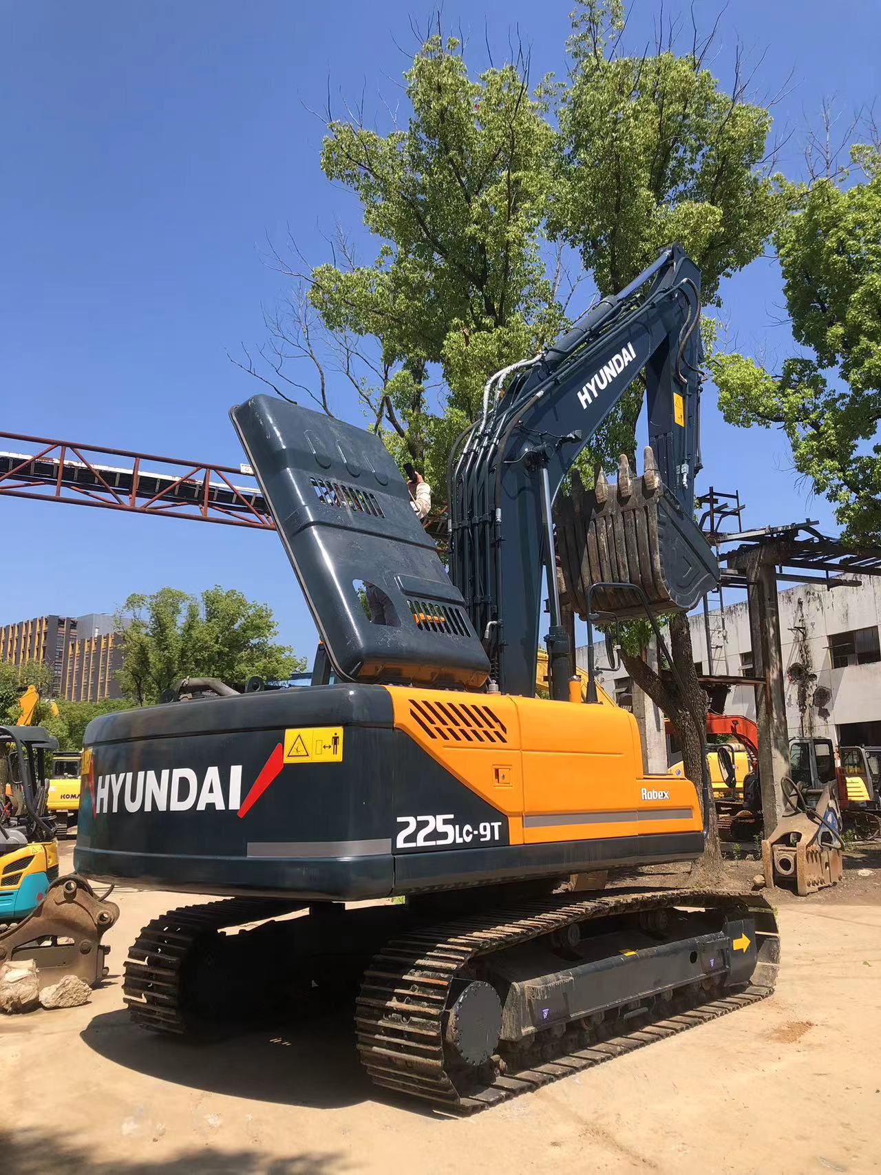 HYUNDAI 225LC-9T 22 ton medium excavator Made in Korea for sell Transport width 3.00 m