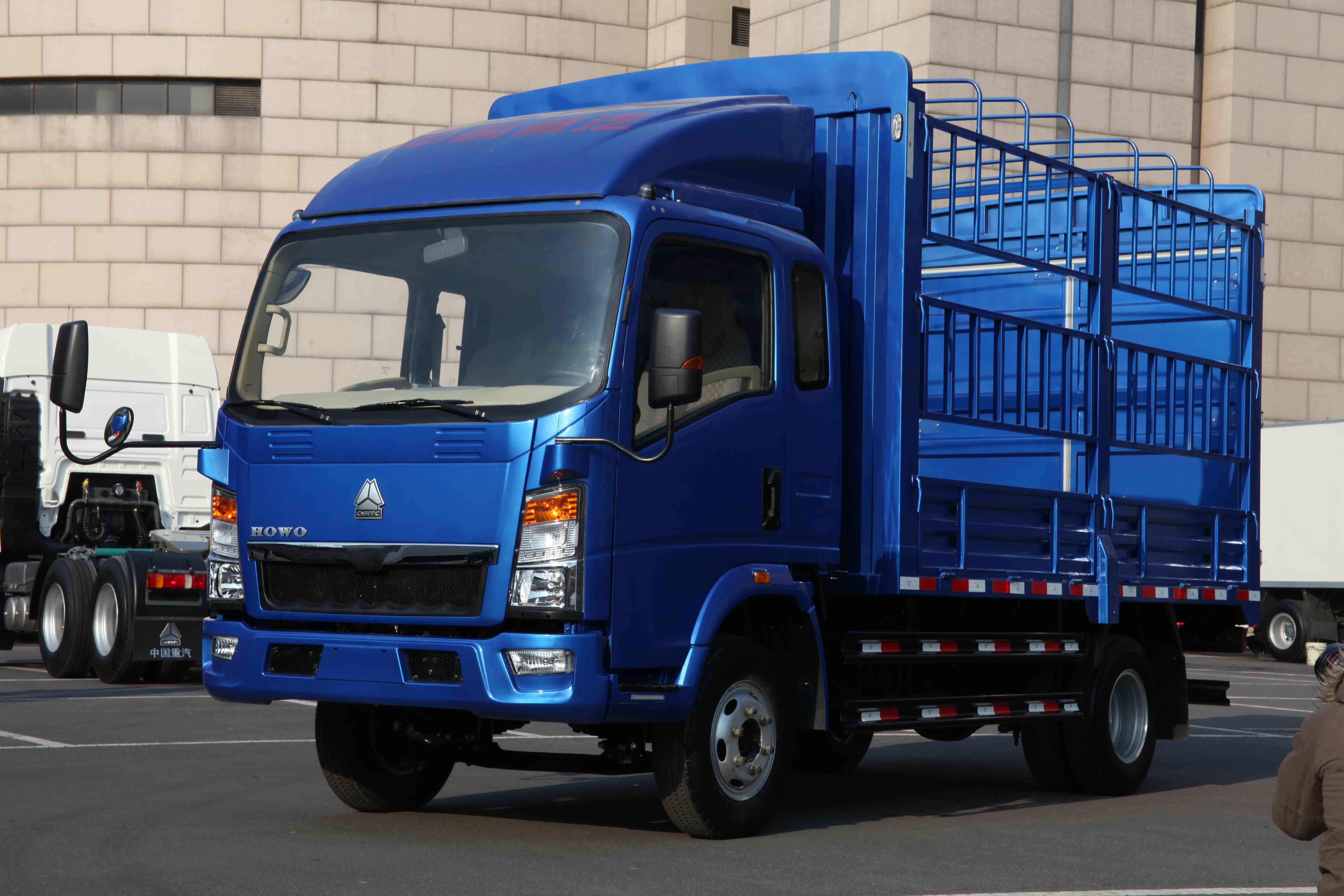 Howo 2080 one and a half row fence cargo truck with blue color