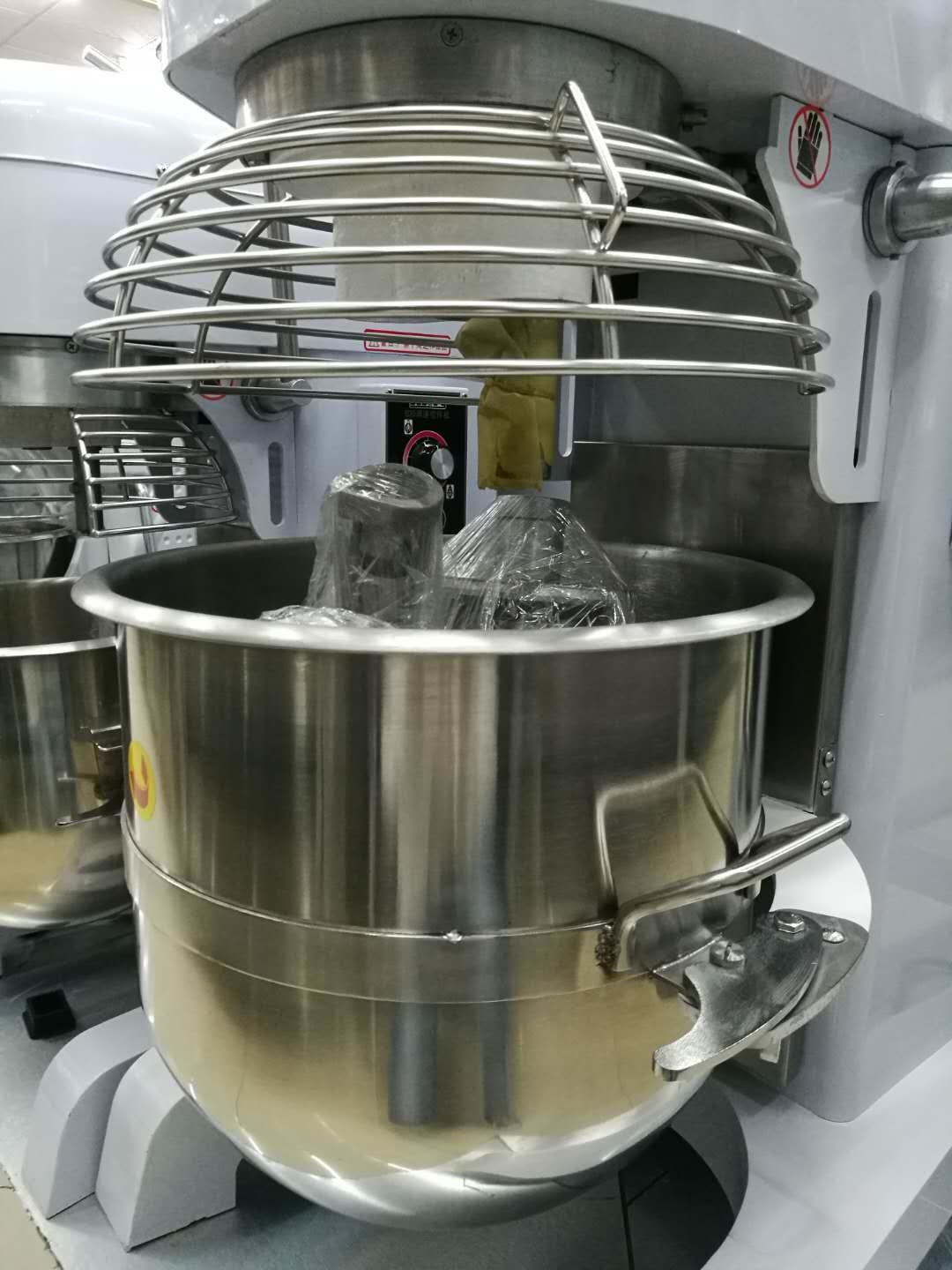 Food Processing Equipments Eggbeater And Dough Mixer Frequency Conversion Speed 30L Max.Kneading 10KG