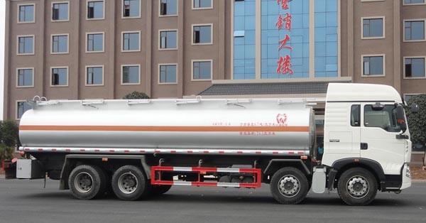 8x4 12 Wheels 20000L to 35000L HOWO Oil Tank Truck / Fuel Tanker Truck for sale