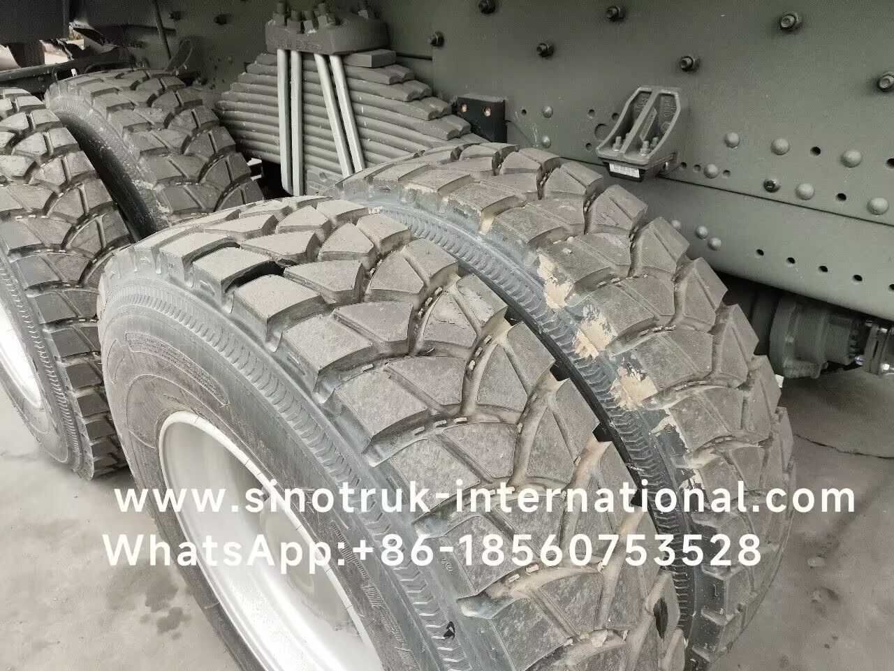 SINOTRUCK Howo Tipper Dump Truck 380Hp 6 × 4 20CBM Box 10 Wheels Smashing Angle iron