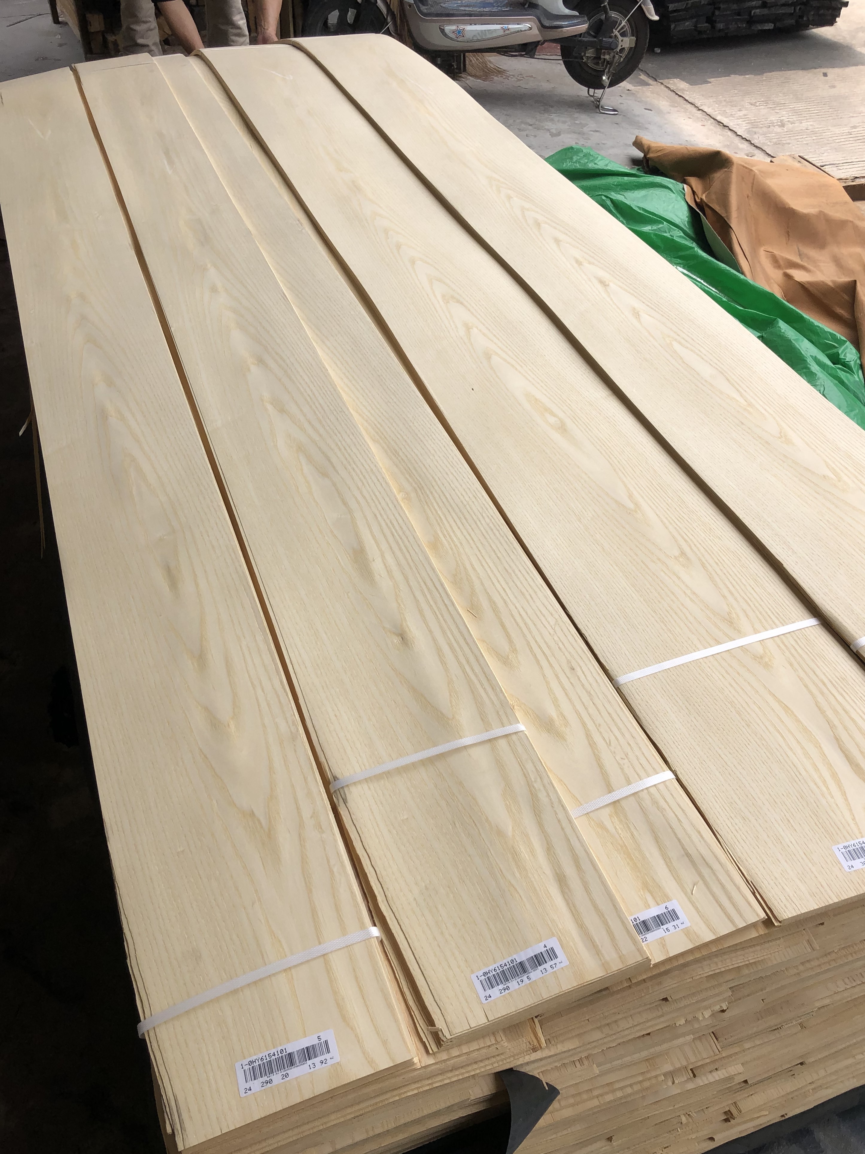 Hot Sale White Ash Natural Wood Veneer 0.3mm/0.45mm/0.5mm/0.6mm Straight Grain Ash Veneer Wood Veneer Sheets Wall Panels