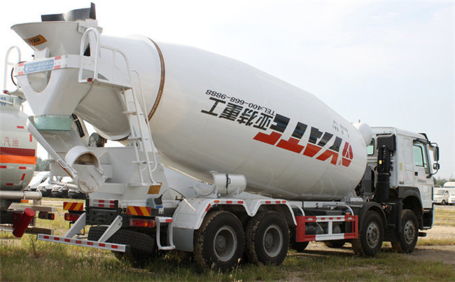 SINOTRUK HOWO 6x4 8m3 Concrete Mixer Truck With Pump Self - Loading