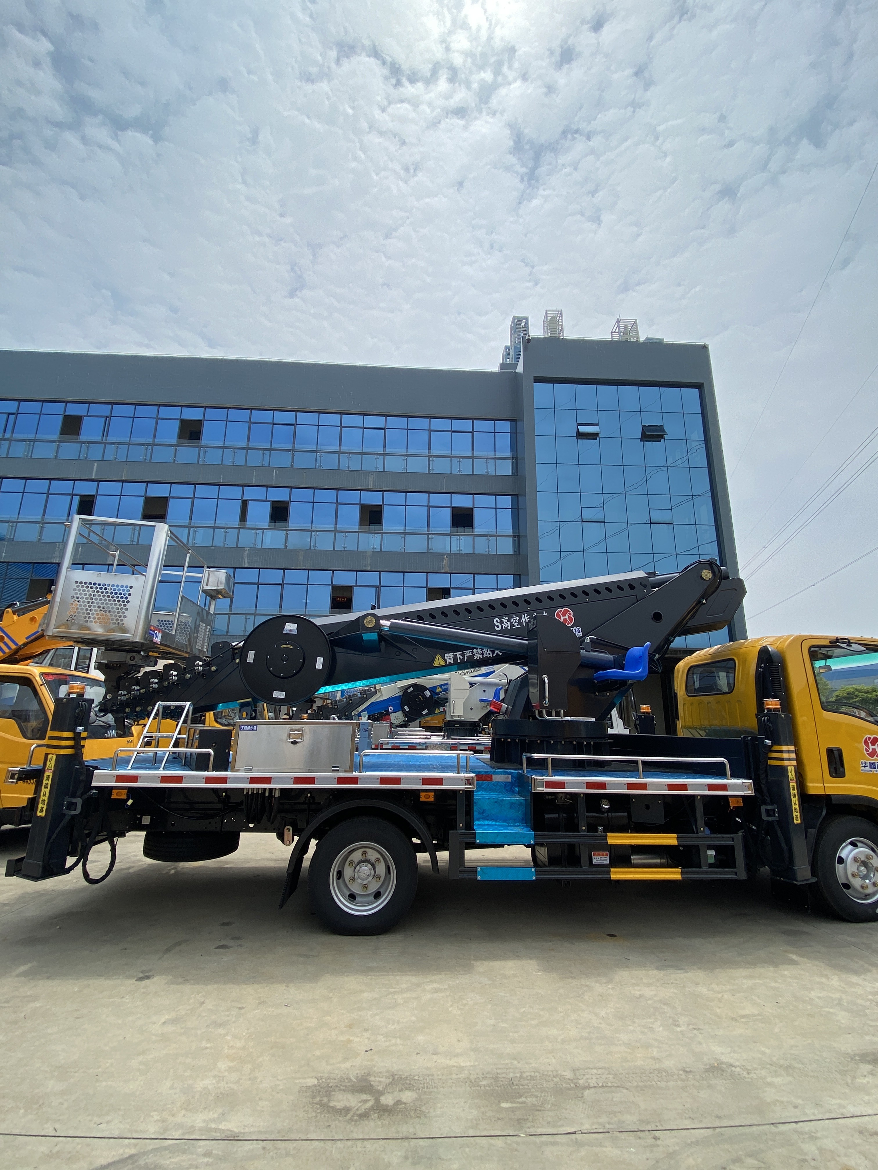Isuzu Elf Hydraulic Telescopic Boom Truck / Aerial Platform Truck