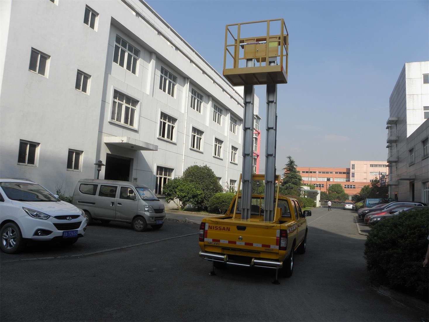 Hydraulic Trailer Mounted Lift Double Mast Vertical Aerial Work Platform For Airports