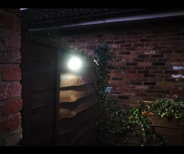 Outdoor Motion Sensor Light, High Brightness 14 LED Wireless Waterproof Solar Powered Security Light Flood Lights