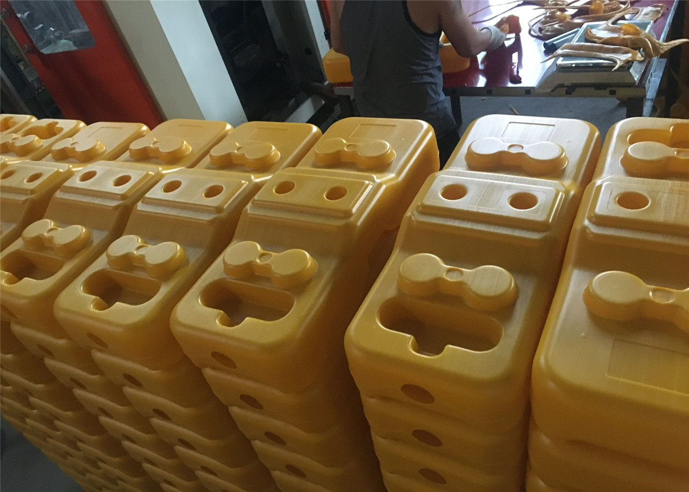 Water Filled TYPE base 600 x 220 x 150mm orange color 10 Year No color fading HDPE 5502