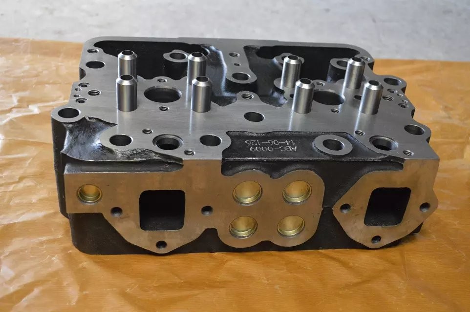 4915442 3041993 Cylinder Head for Cummins NTA855 Diesel Engine