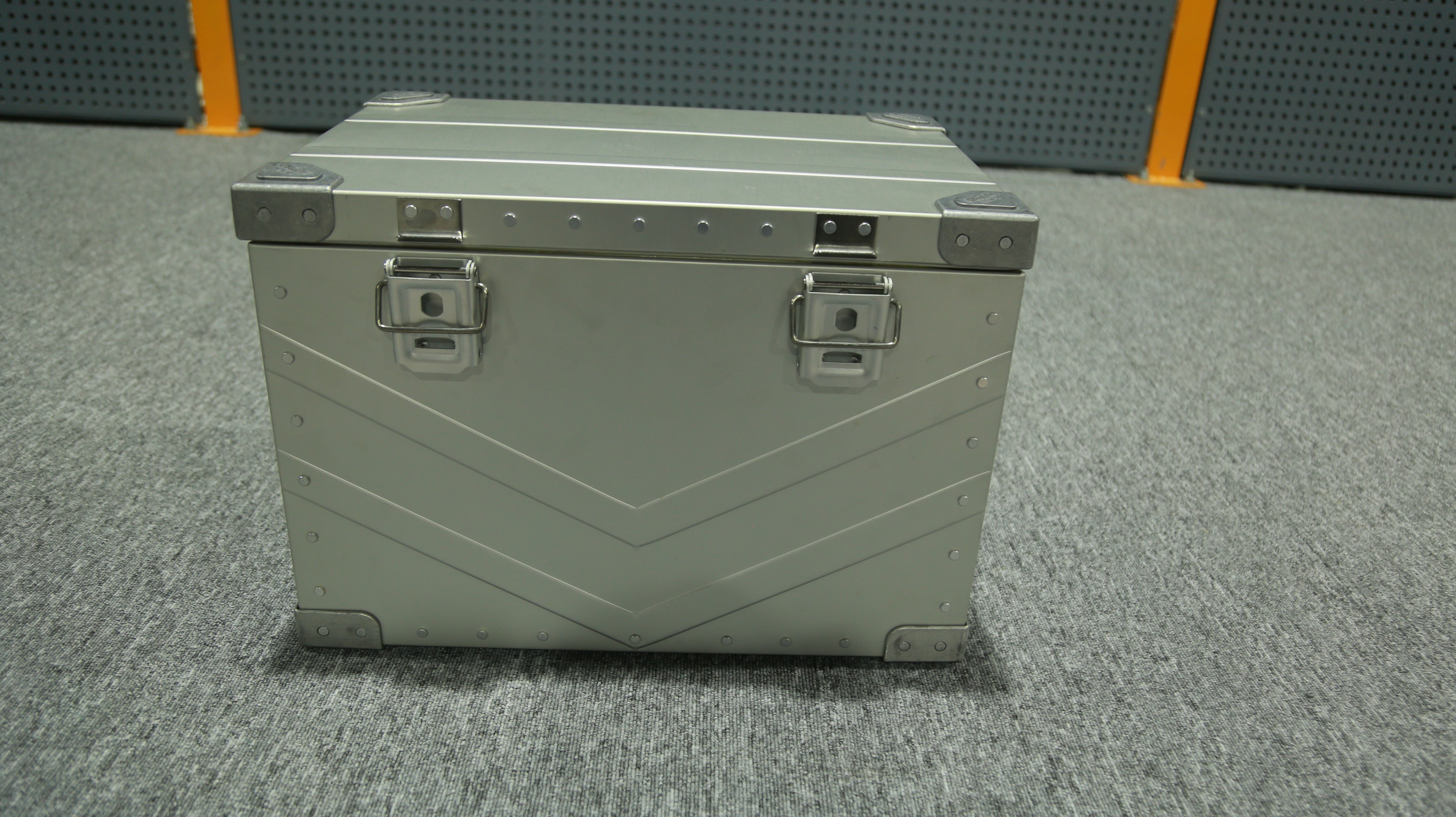 G.W 8.5kg Geometric Pattern Aluminum Alloy Car Camping Kitchen Box Storage Insulation