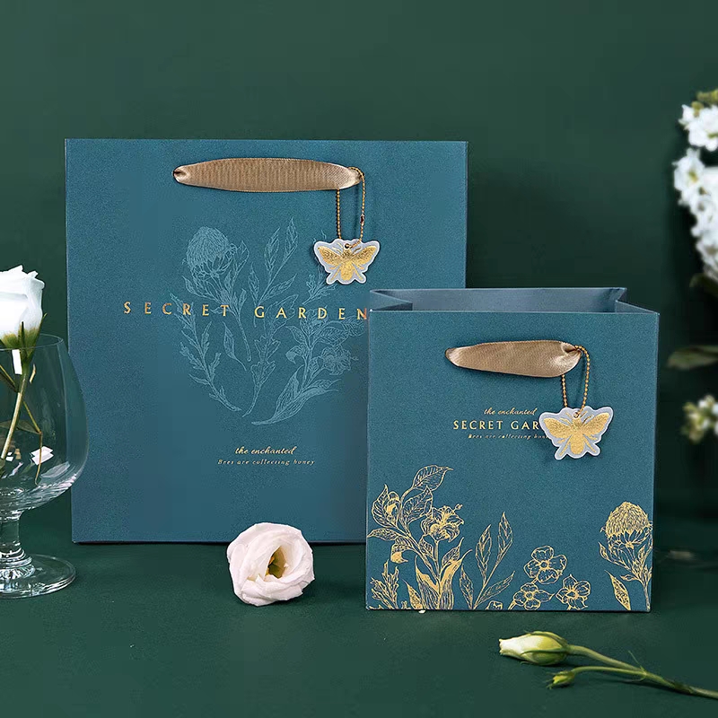 Wholesale Custom Printed Logo Luxury Shopping Gift Paper Bags With Handle