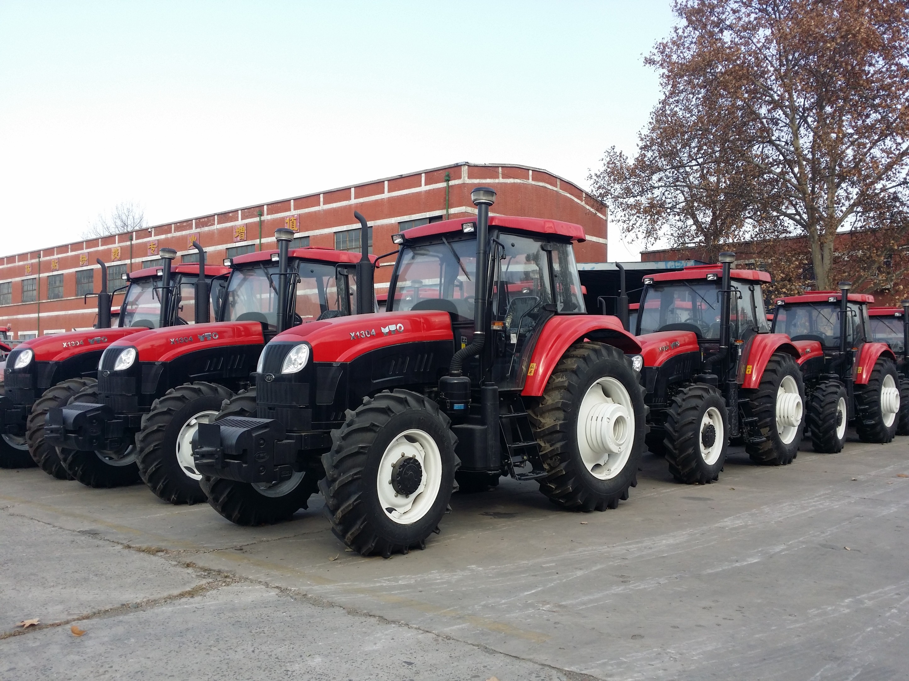 130hp Four Wheel Drive Tractor , 2300r/Min Wheel Horse Lawn Tractor