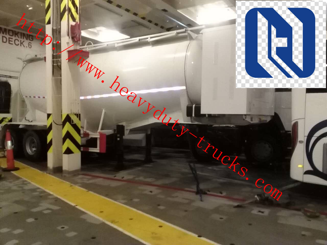 Sinotruk 40M3 3 Axles 2 Apartments Large Capacity Diesel Trailer Semi Truck / Fuel Tanker Truck