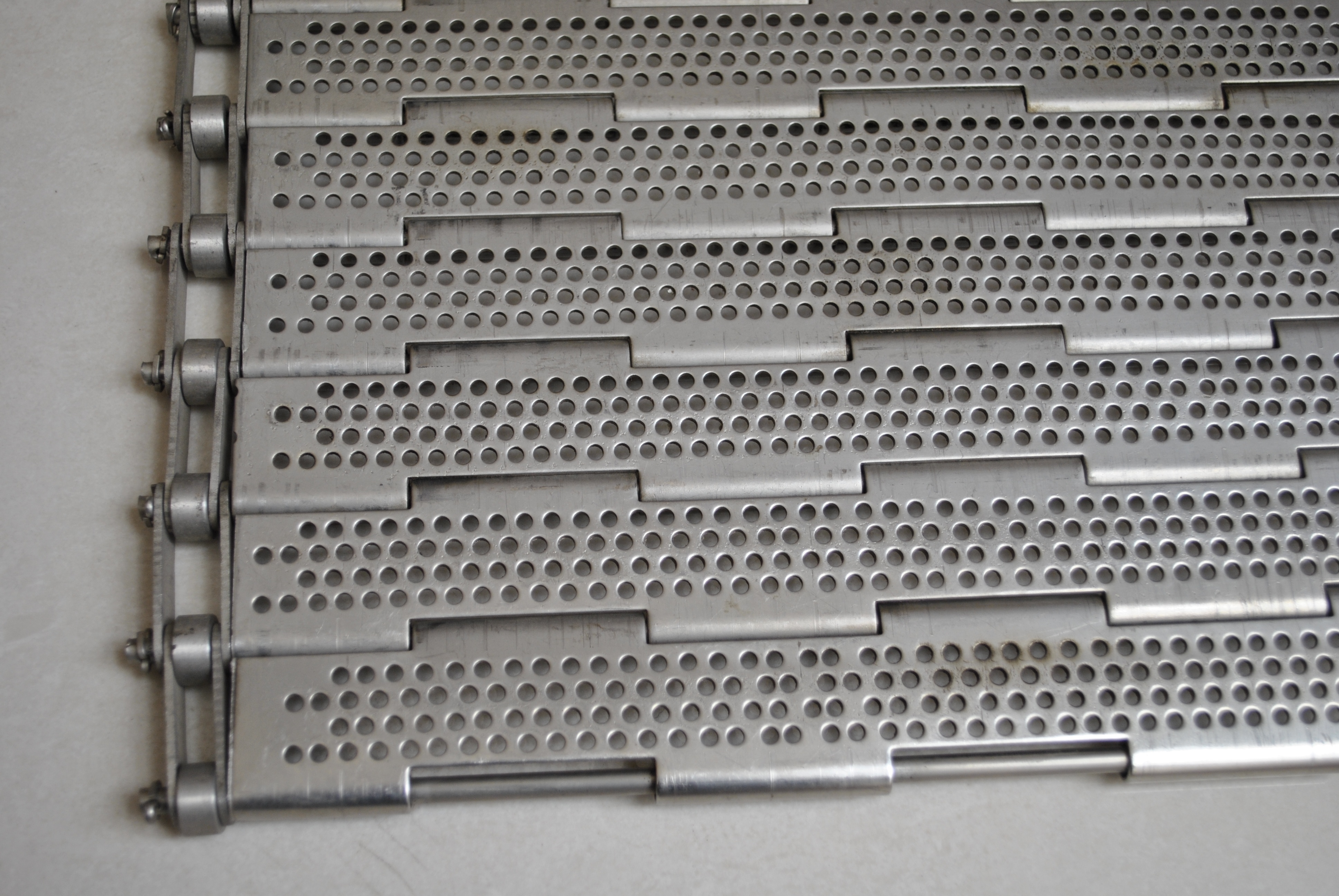 Light Grey Stainless Steel Plate Link Conveyor Belt With Baffle