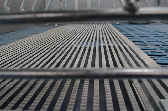 Triangular Steel Pig Mesh Flooring 2400*700mm Corrosion Resistance