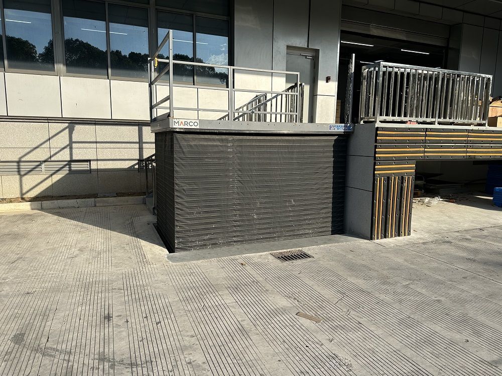 Loading Dock Table Hydraulic Scissor Lift Table with Handrail and Chain